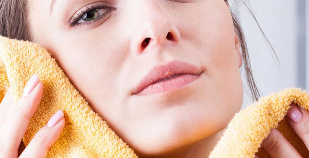 تجفيف الوجه بالمنشفة خطأ فادح والدراسات توضح السبب!