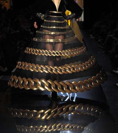 فستان واسع وغريب