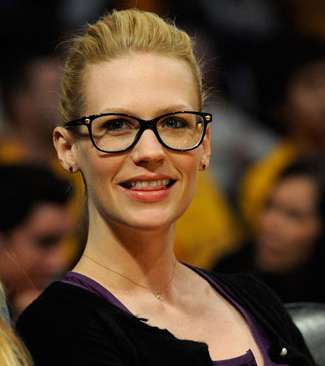 جانيواري جونز ووجه خال تقريباً من مستحضرات التجميل