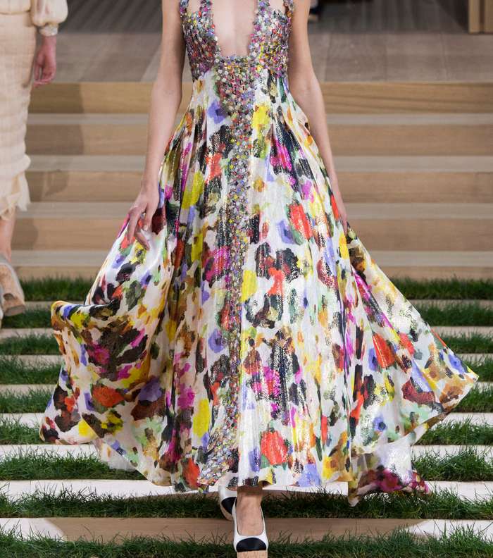 القماش المطبع والقصة المنخفضة على الصدر من مجموعة CHANEL لصيف 2016