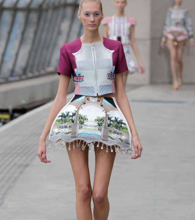 فستان ماري كاترانتزو على شكل لمبة من مجموعة 2011 أحدث فرقاً في عالم الموضة