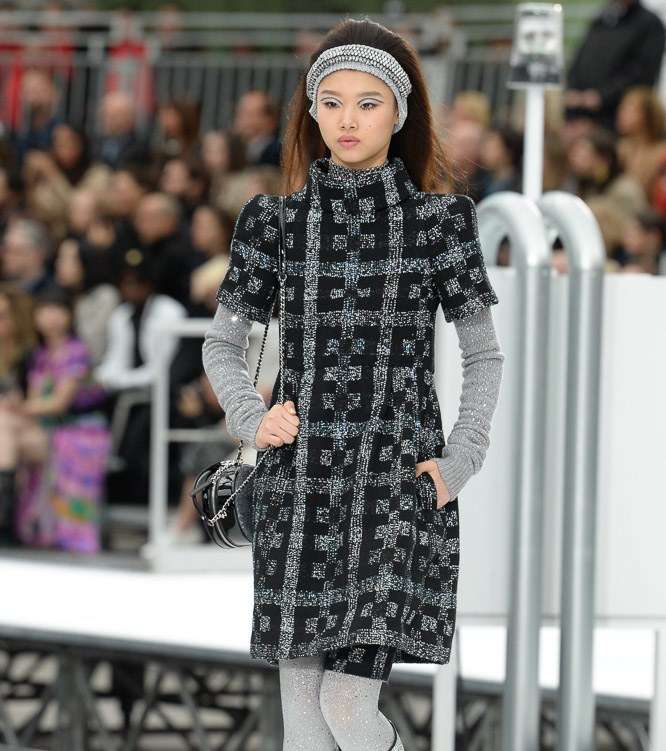 الفستان التويدي الميتاليكي مع الجوارب الميتاليكية من CHANEL لشتاء 2018