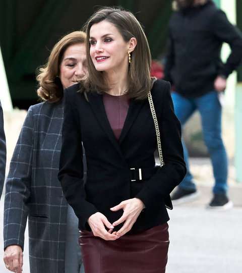 الملكة ليتيسيا تعتمد الفستان الجلدي بقماش شفاف على الصدر مع سترة مزينة بحزام على الخصر