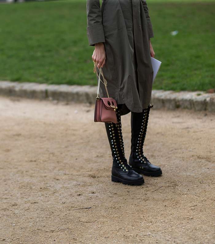 جزمة باسلوب الـ Gladiator في شوارع باريس خلال اسبوع الموضة