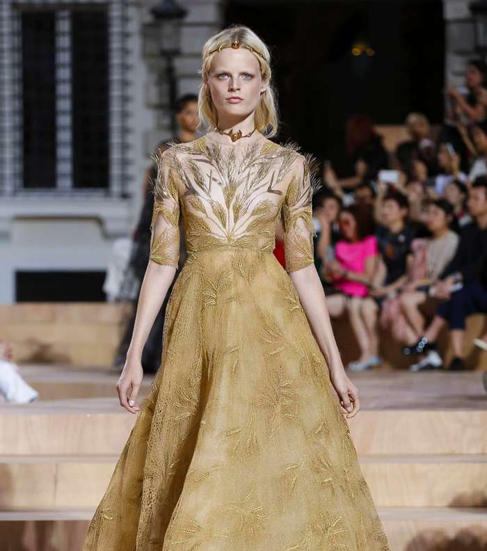 موضة الفساتين الذهبية من فالينتينو لشتاء 2016