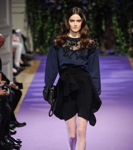 التنورة السوداء مع الحزام