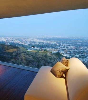 مع هذا الحائط الرؤية أجمل