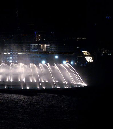 بحيرة دبي فاونتن...أبرز المعالم السياحية في دبي