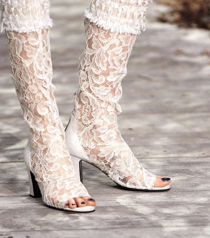 من عرض Chanel لربيع 2013، إليك هذه الموضة الجديدة