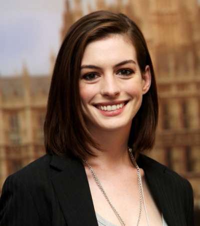 آن هاثاواي بقصّ’ الكاريه المسرّحة على جنب