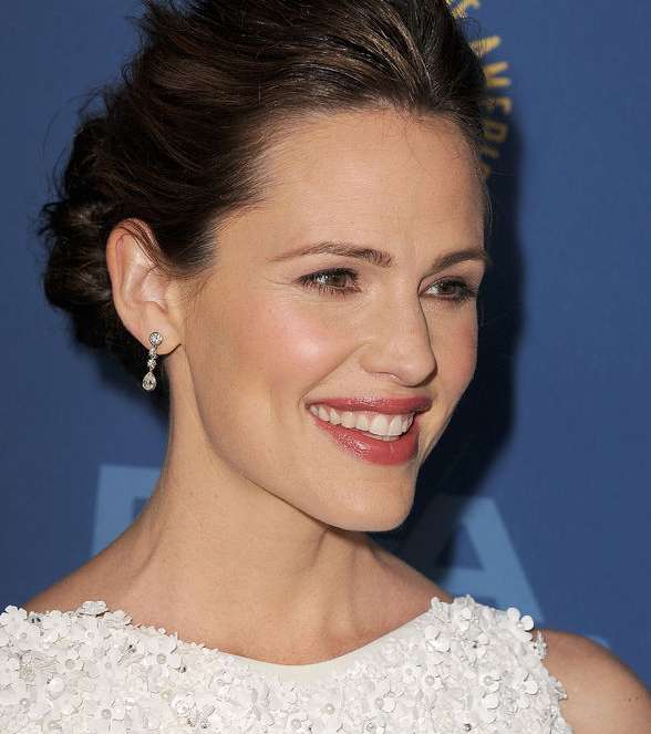 الرفعة المنخفضة العفوية طبيعية بالشفاه اللماعة