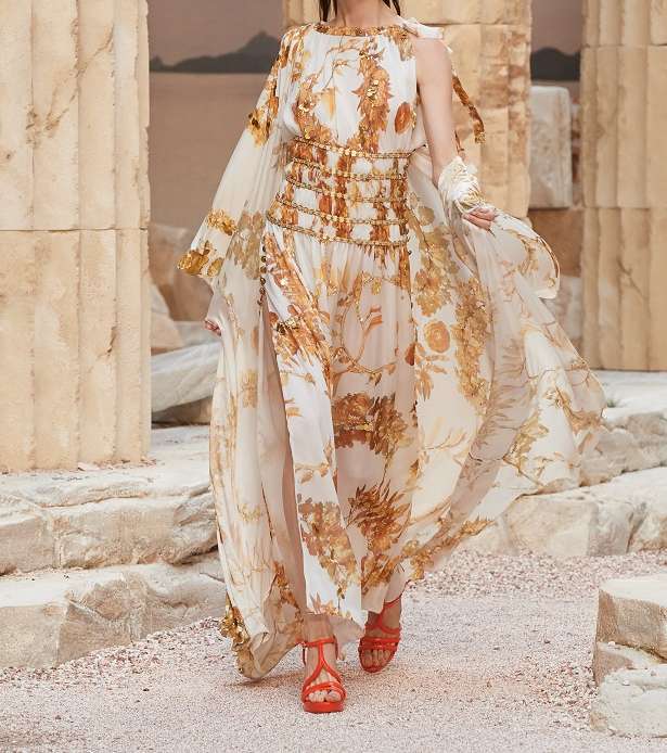 الفستان المنسدل مع اكمام المشلح بقصة الـ Cut out وحزام الكورسيه المنفصل من CHANEL كروز 2018
