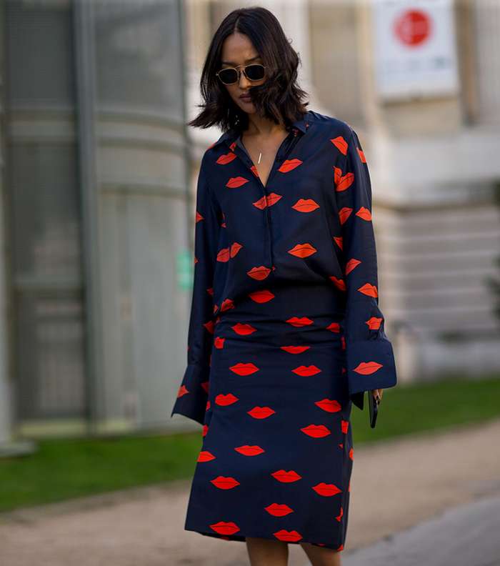 اطلالة بالاقمشة المطبعة في شوارع باريس في اليوم الثالث من اسبوع الموضة