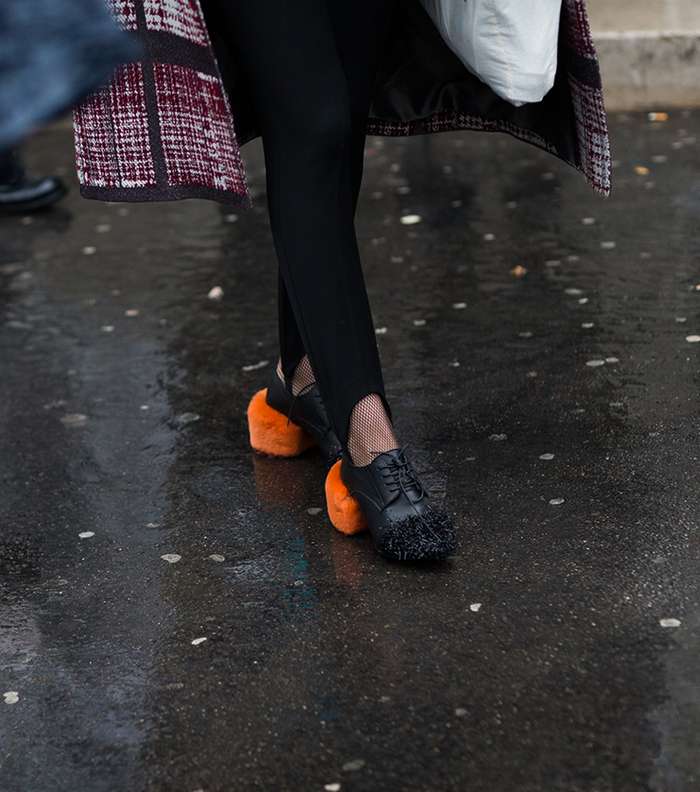 موديلات أحذية مميزة تسيطر على شوارع باريس في اليوم الخامس من اسبوع الموضة