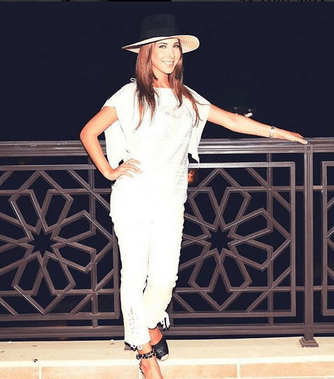 نانسي عجرم تختار موضة القبعة الكبيرة Fedora