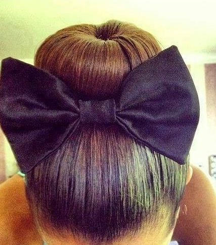 أكسسوار الفراشة العريضة يزين الكعكة العالية