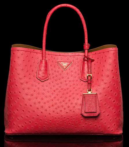 لإطلالة أنيقة، اختاري حقيبة برادا Ostrich