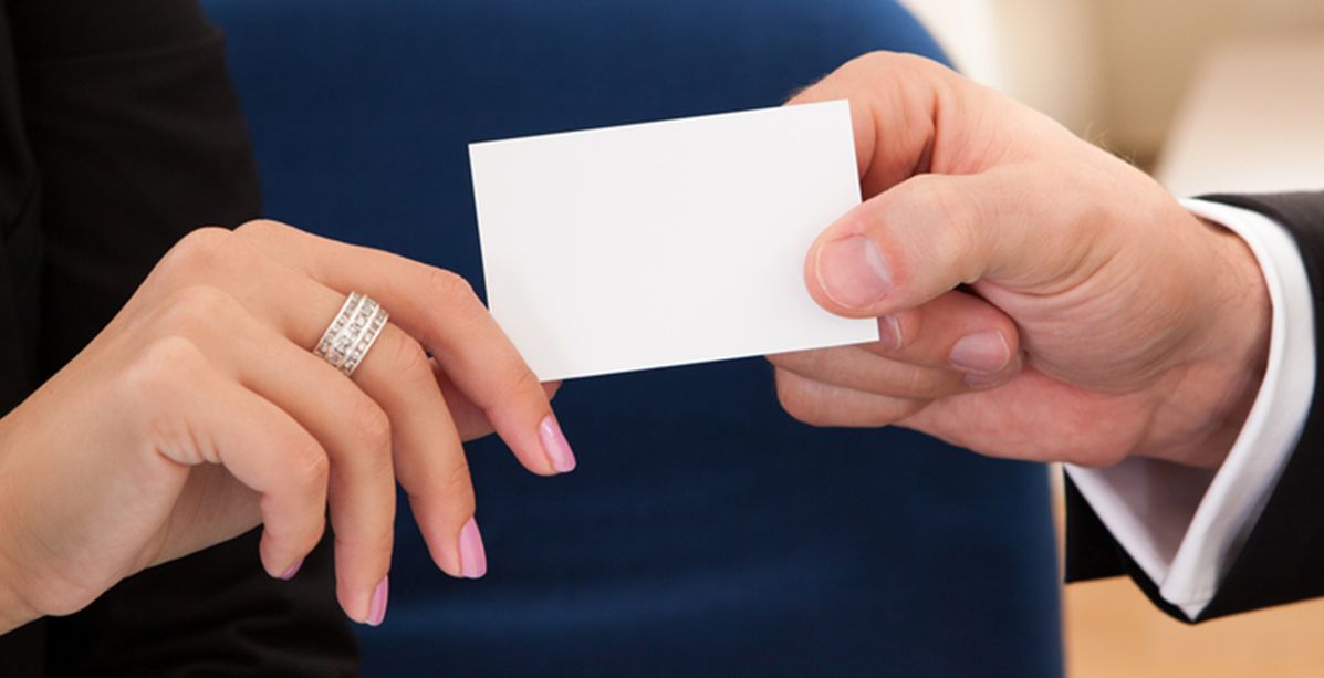 كيف يتوجب عليك استلام بطاقة العمل بحسب الاتيكيت؟