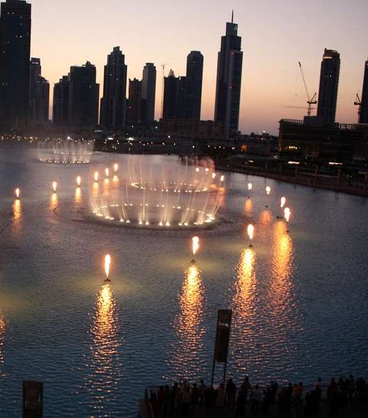 البحيرة محاطة بأهم المعالم العمرانية في مدينة دبي