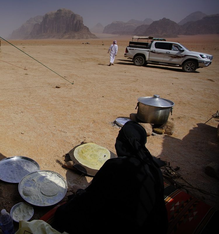 وجبة الغداء عند البدو في الصحراء كانت من أكثر التجارب تميزا
