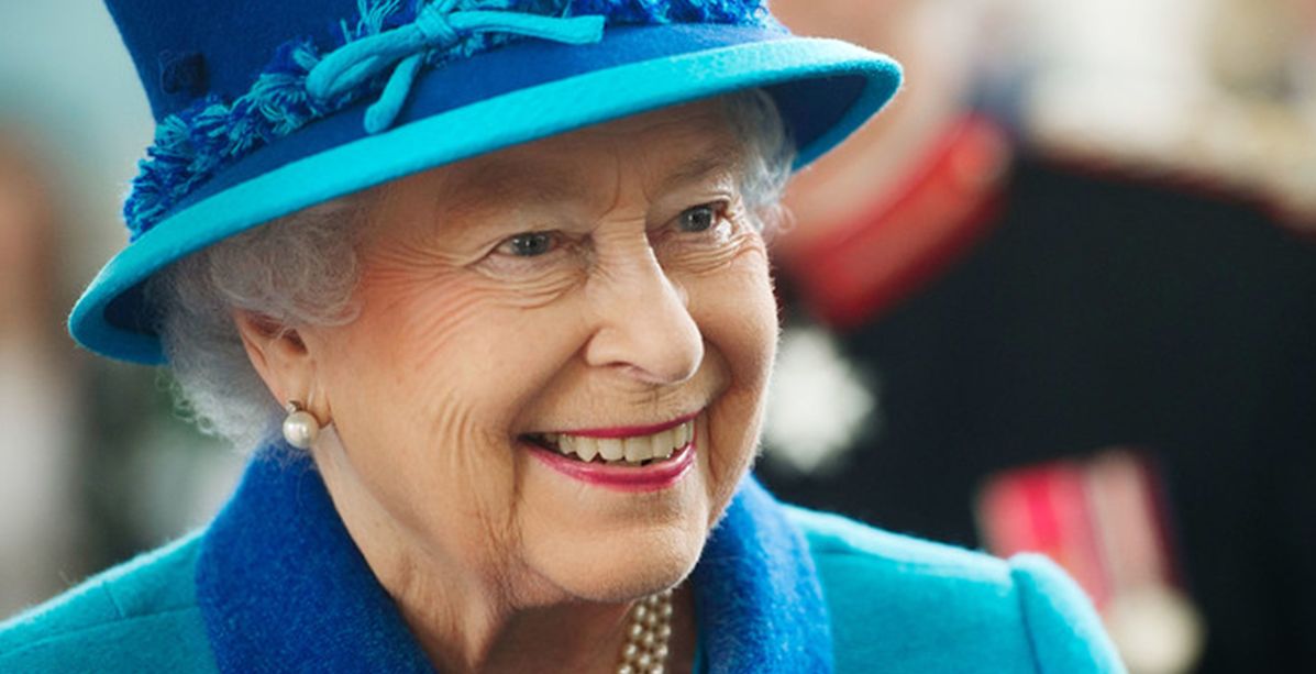 خبير تجميل بريطاني يكشف كيف تظهر الملكة إليزابيث أصغر سنا وهي في الـ 92!