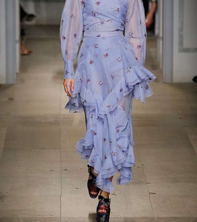 الفستان المطبع بالكشاكش والاكمام المنفوخة من Erdem لشتاء 2018