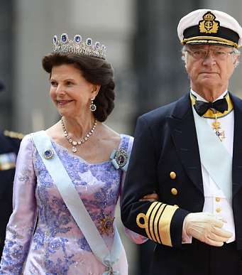 العائلة الملكيّة بركنيها: الملك كارل غوستاف والملكة سيلفيا