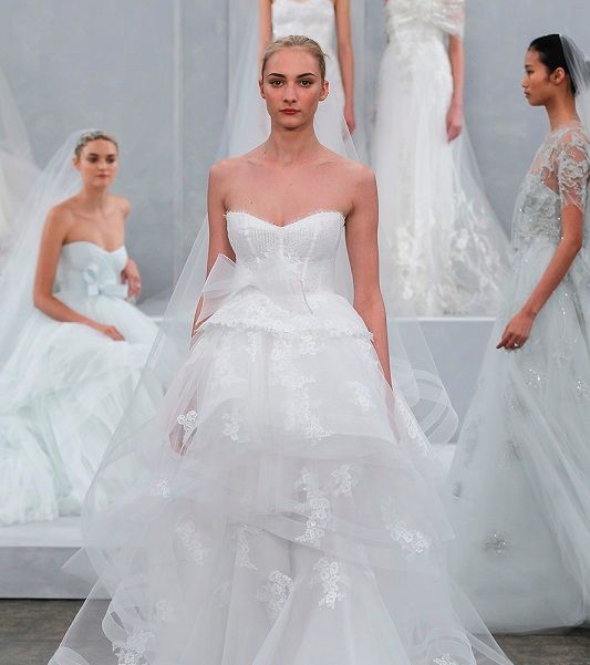 Monique Lhuillier...,وفساتين بيضاء تشبه الأحلام