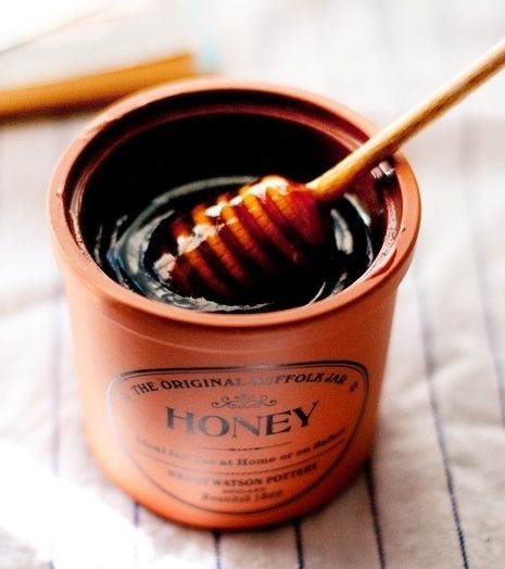 العسل...روعة البشرة المرطبة وعلاج حب الشباب 