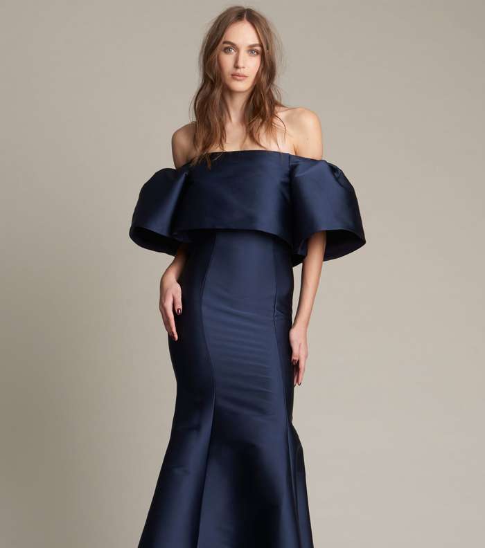 موضة الفستان بقصة الاكمام المنسدلة على الاكتاف من مونيك لوييه