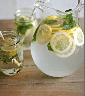 الماء هو الأهم للبشرة النضرة، والأسيد في الحامض يساهم في زيادة نقاوة البشرة، وصحة الأظافر والشعر 