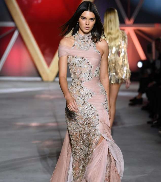 كيندال جينير خلال عرض ازياء Fashion for relief في مهرجان كان 2017
