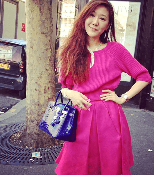 الفساتين الناعمة ذات الألوان القويّة في شوارع العاصمة الفرنسيّة 