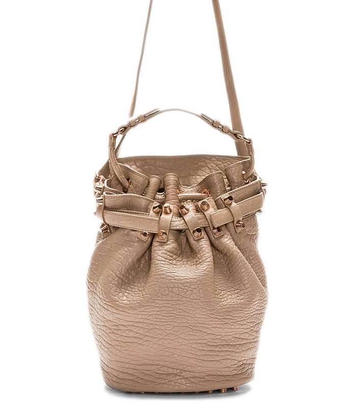 اختاري الحقيبة البيضاوية الشكل لصيف 2014