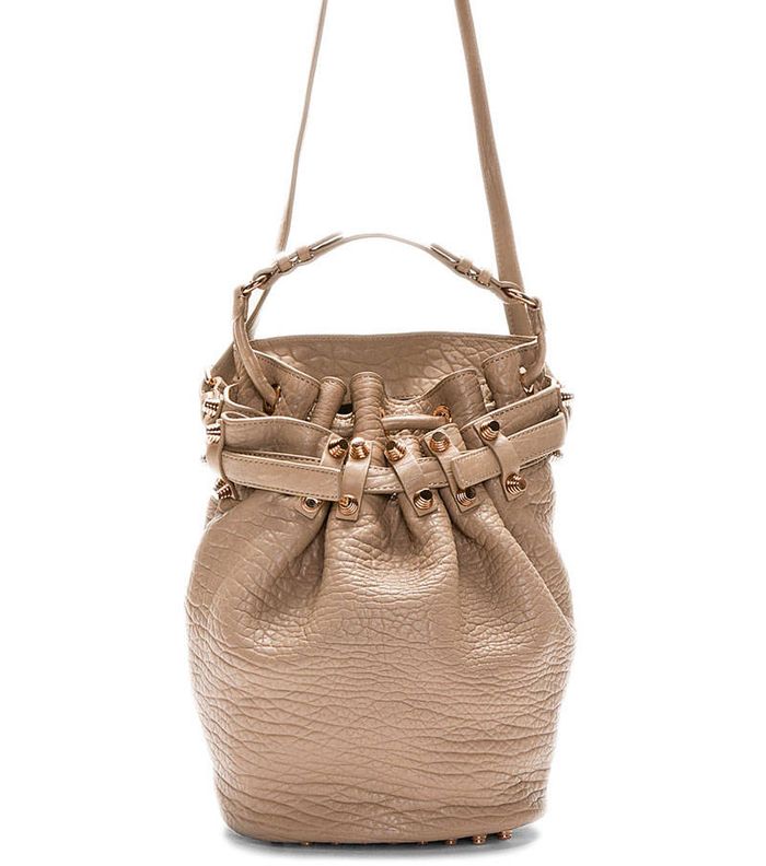 اختاري الحقيبة البيضاوية الشكل لصيف 2014