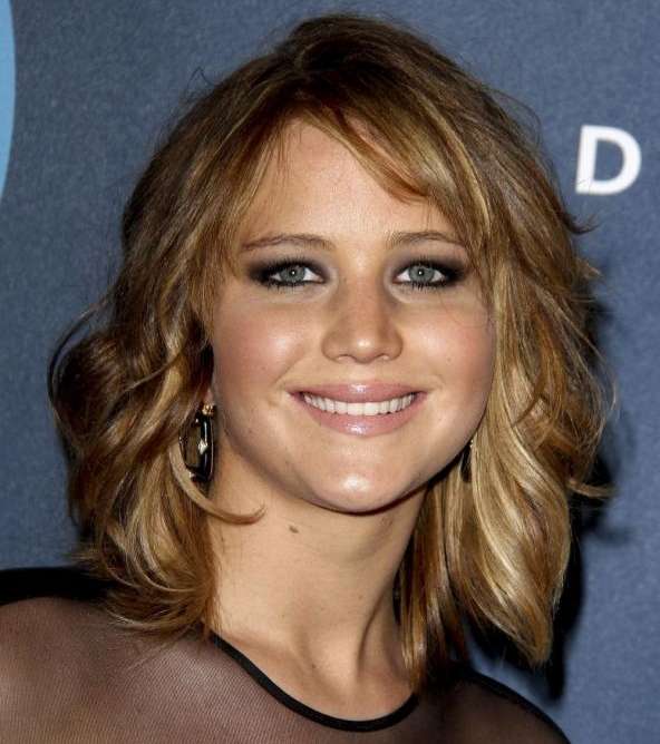 جينيفر لورنس وإطلالة الأومبري مع الأشقر القصير 