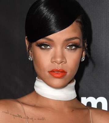 ريهانا بالغرّة الجانبية وأحمر الشفاه البرتقالي 
