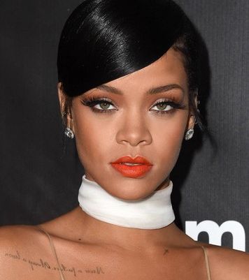 ريهانا بالغرّة الجانبية وأحمر الشفاه البرتقالي 