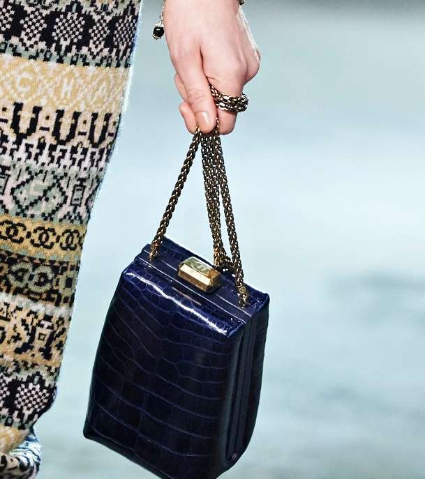 حقيبة يد جلدية صغيرة من CHANEL