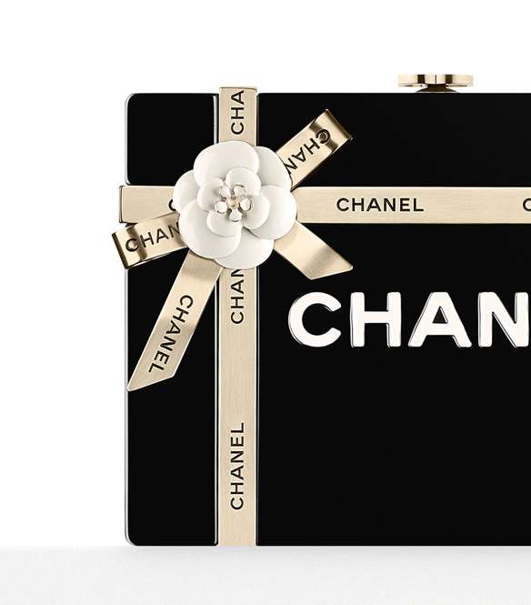 كلاتش CHANEL يعكس شكل صندوق هدية من مجموعة ما قبل خريف 2016