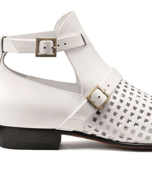 لإطلالة شبابيّة ومريحة، إعتمدي حذاء Santoni الحديث