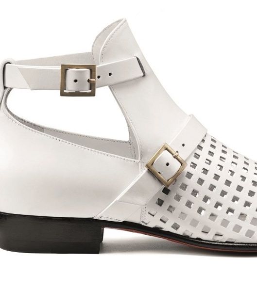 لإطلالة شبابيّة ومريحة، إعتمدي حذاء Santoni الحديث