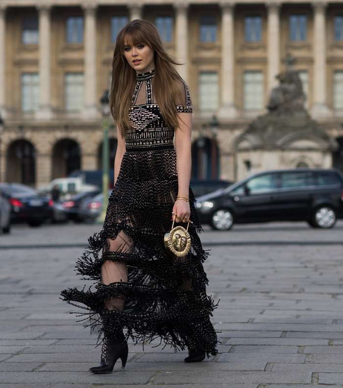 كريستينا بازان تتالق في شوارع باريس بفستان من الدانتيل وبالكشاكش