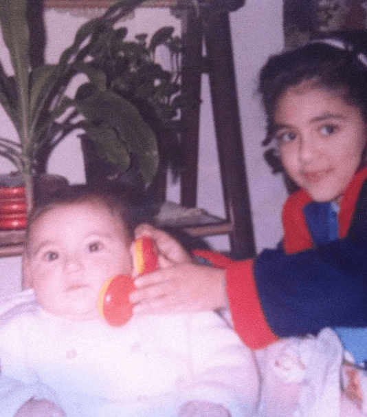 ميريام فارس الطفلة مع شقيقتها جيهان فارس
