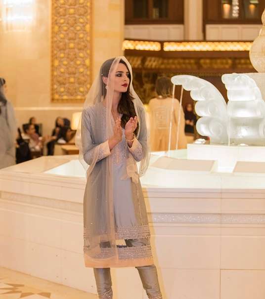 إحصلي على إطلالة راقية وفخمة مع عباءات Dar Al Aseel