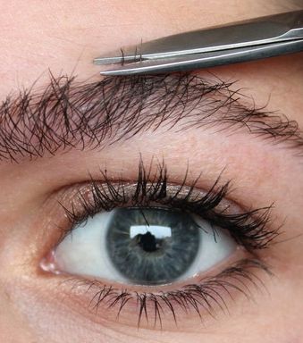 صور خطوات افضل طريقة لرسم الحواجب