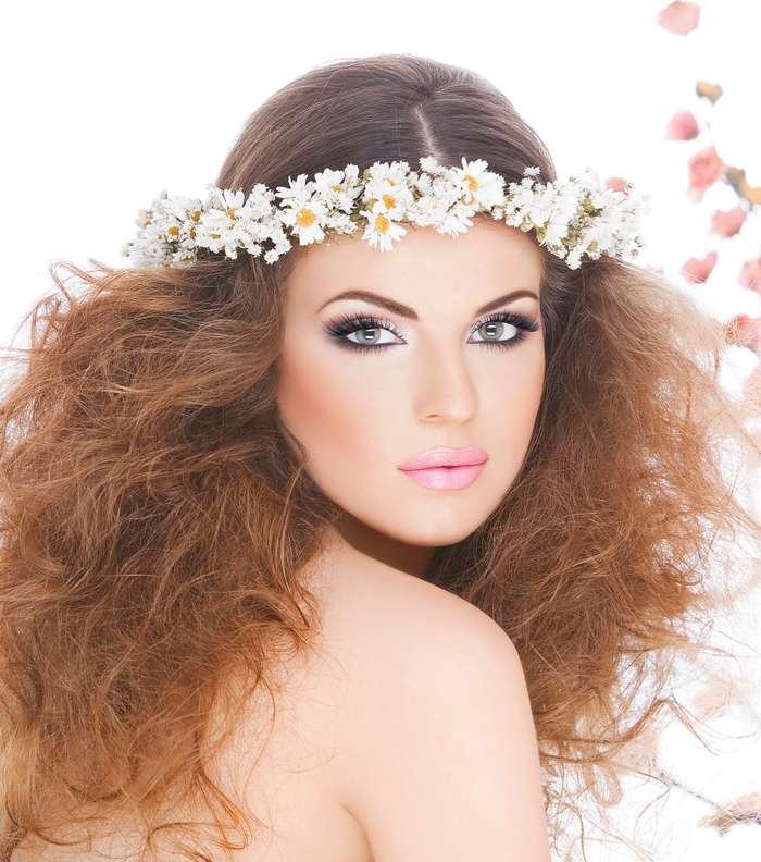 تيجان الزهور مع الشعر المموّج...أناقة طبيعية 