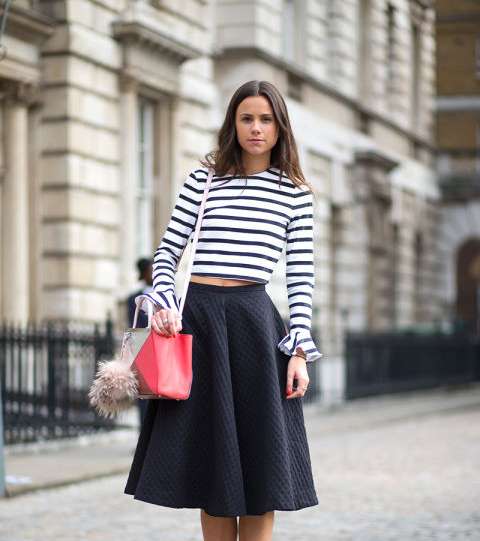 من طرق ارتدا ءالقميص المقلم، أن ترتديه مع التنورة ذات الطول المتوسط