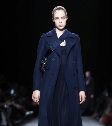 موضة الفساتين المثنية مع المعطف بالقصة المستقيمة من فالينتينو لشتاء 2017
