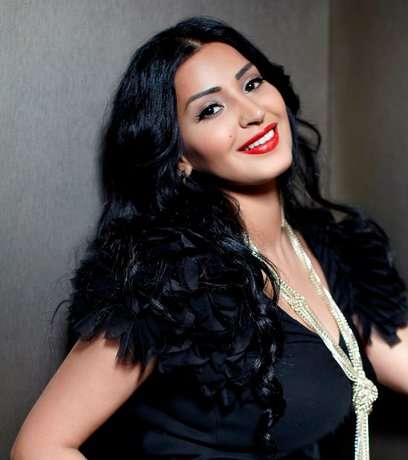 ريم عبدالله تختار فستاناً أسود في إحدى الجلسات التصويرية